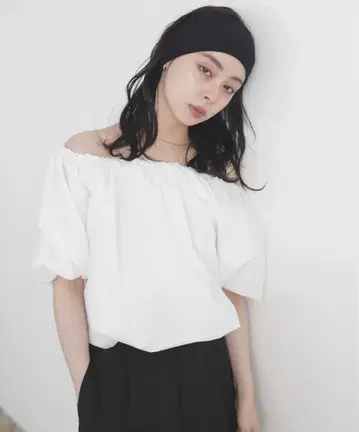 LIAN 볼륨 오프 숄더 블라우스