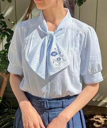 axes femme 엑시즈팜 네모필라 자수 리본 블라우스 색스