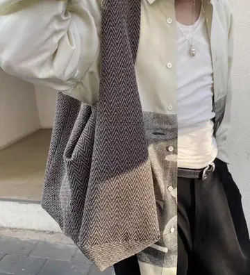 새상품급 OMAR AFRIDI 25SS 숄더백