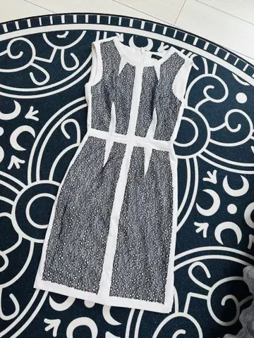 BCBGMAXAZRIA 슬리브리스 무릎 기장 원피스