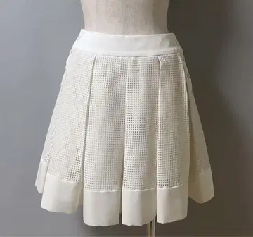 화이트 플리츠 스커트