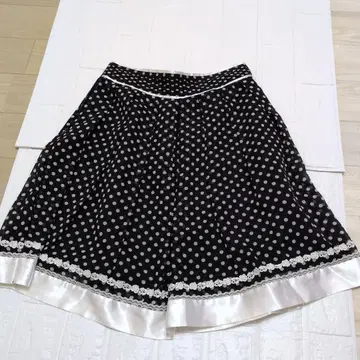블랙과 화이트의 물방울 패턴 플리츠 스커트