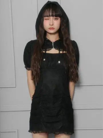 후드 부착 블랙 레이스 원피스