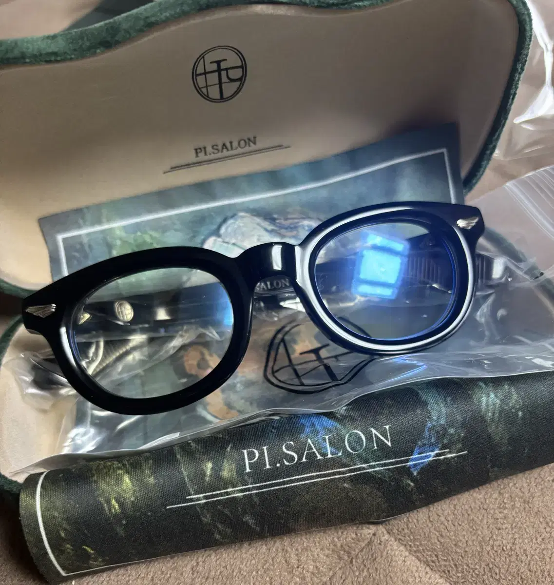 Phaisalun Vahn (Black)