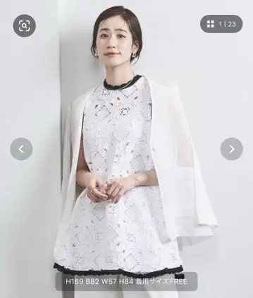 이번 시즌 2025SS 애로우즈 크로시 자수 슬리브리스 니트