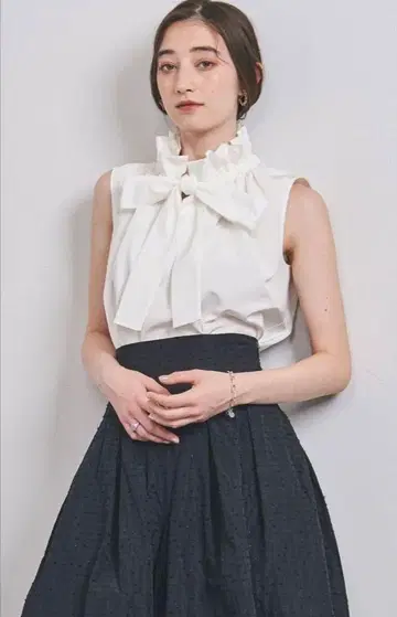 united arrows 개더 프릴 리본 슬리브리스 블라우스