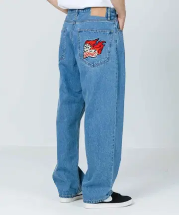 Xlarge 다이스 자수 데님 팬츠 라이트 블루