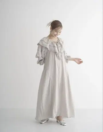 쌍둥이 디자인 허그 프릴 드레스