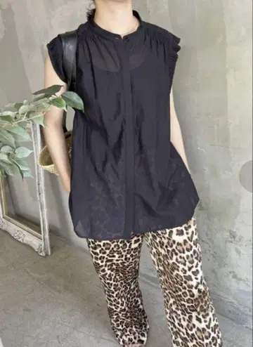스픽 앤 스팬 셔링 슬리브리스 블라우스 블랙
