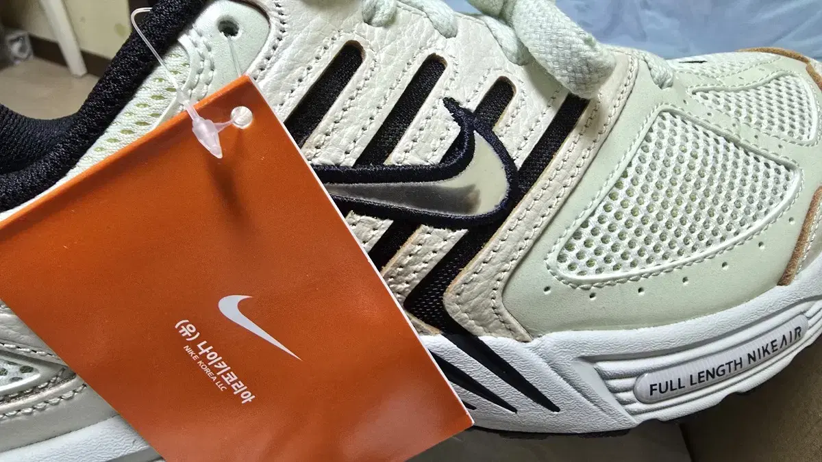 NIKE Nike Pegasus 285 Runs half size larger, fits like 280
