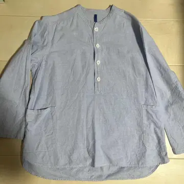 NATURAL LAUNDRY 라이트 블루 버튼이 달린 긴팔 셔츠