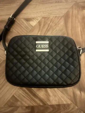 GUESS 블랙 숄더백