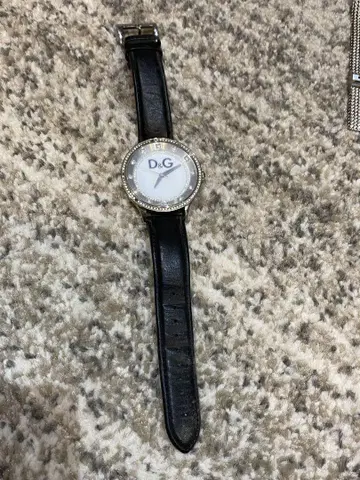 D&G 실버 다이얼 손목시계