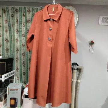 오렌지 카라 부착 원피스 반팔 무릎 기장