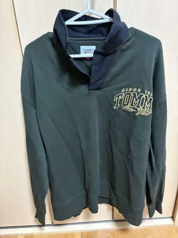 TOMMY 올리브 그린 하이넥 긴팔 티셔츠