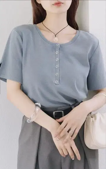 버튼이 달린 라운드 넥 티셔츠