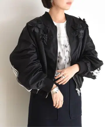 새상품 이번 시즌 에이미로우 플라워 모티브 벌룬 블루종 블랙