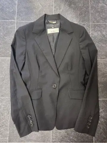 INED 블랙 수트