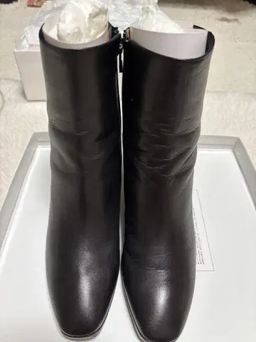 블랙 가죽 미들 힐 부츠