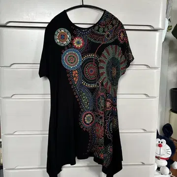 귀중품. 토쿠코 비슈 사용 불꽃놀이 패턴 튜닉 블랙