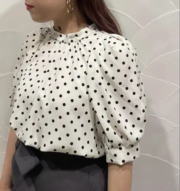 TIARA 허리 셔링 반팔 볼륨 슬리브 도트 블라우스
