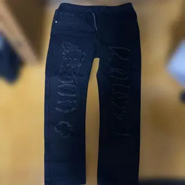 데미지 가공 슬림핏 블랙 데님 팬츠