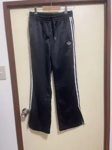 가격 인하 아디다스 블랙 스트라이프 새틴 팬츠 롱