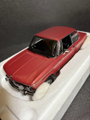 AUTO art MILLENNIUM 1/18 BMW 2002 L