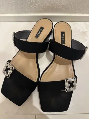 OHGA 비쥬가 달린 블랙 샌들