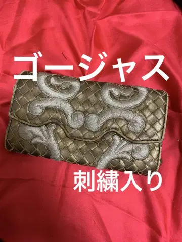 자수가 멋진 지갑입니다.