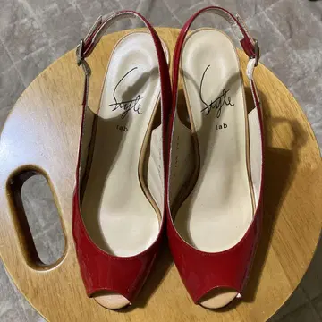 에나멜 빨간색 오픈토 펌프스