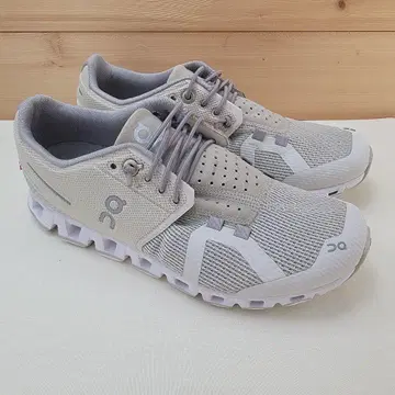 온 클라우드 스니커즈 UK3.5 22.5cm