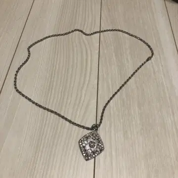 크리스탈 장식 스퀘어형 목걸이