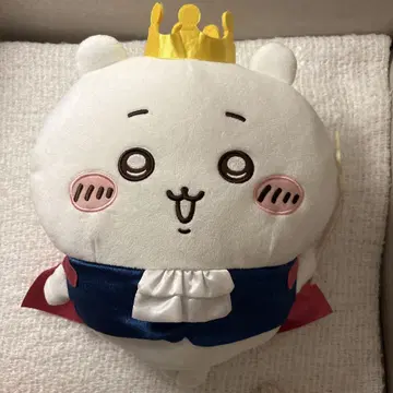 왕관과 망토를 쓴 치이카와 (먼작귀)