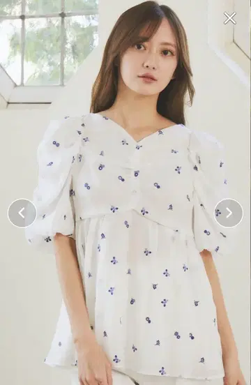 작은 꽃 자수 페플럼 블라우스 CELFORD