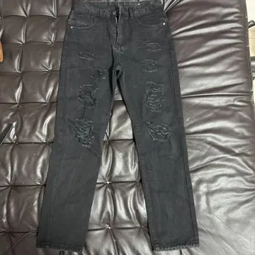 데미지 가공 블랙 데님 슬림 핏
