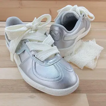 푸마 팔레르모 와이드 레이스 메탈릭 실버 23cm