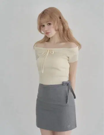 ANDMARY 오프숄더 아이보리 니트탑
