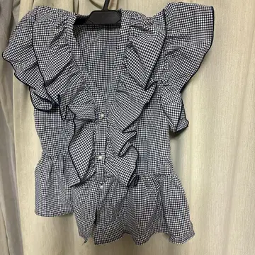프릴이 달린 깅엄 체크 반팔 블라우스