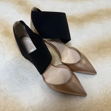 D.IANA 베이지 블랙 하이힐