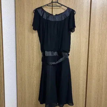 오프숄더 블랙 드레스 허리 리본 포함