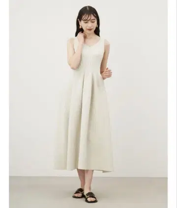 Mila Owen 데콜테 슬리브리스 구조 플레어 니트 원피스