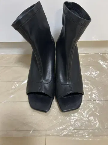 블랙 오픈토 부츠