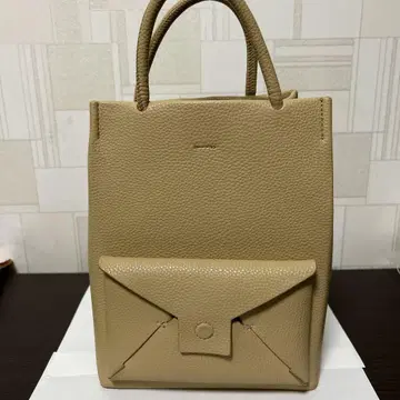 베이지 토트백 플랩 포켓 부착