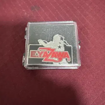 E.YAZAWA 핀 배지