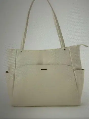 월드 이츠 데모 아이보리 토트백 외부 포켓 부착