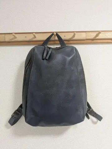 마더 하우스 다크 그레이 가죽 백팩