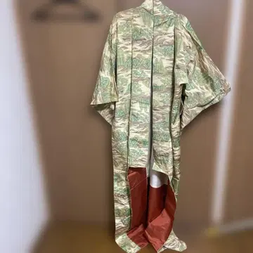 전통적인 실크 기모노 그린과 브라운의 풍경 무늬