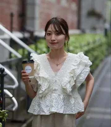 프릴이 달린 화이트 뷔스티에 neem