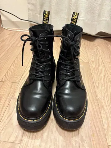 Dr. Martens jadon 8홀 부츠
